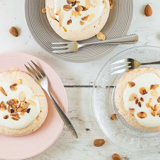 Mini pavlova met amandel en witte chocolade