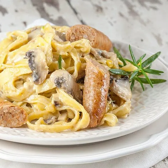 Recept: Romige champignon pasta met chipolataworstjes