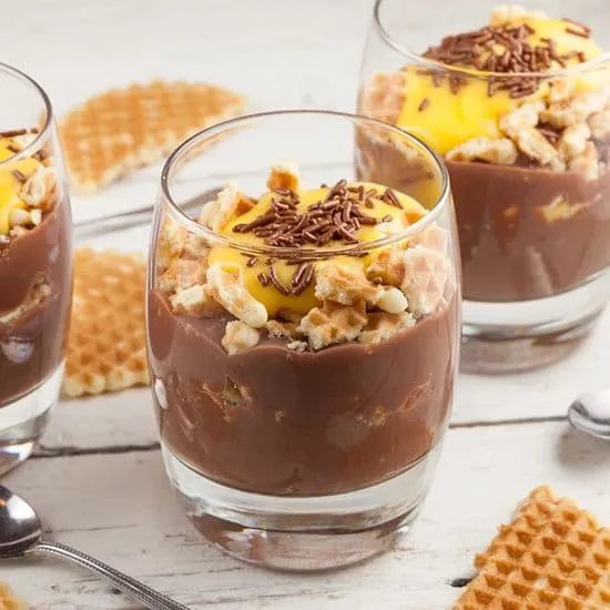 Advocaat toetje met wafels en chocoladevla