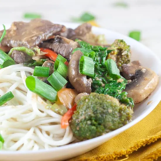 Biefstuk uit de wok met pindasaus