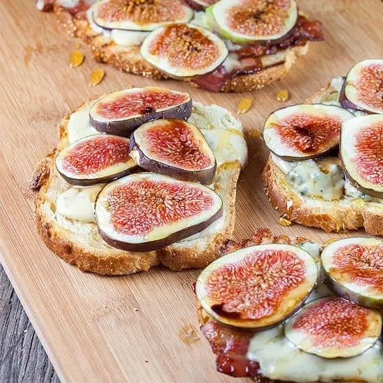 Recept: Gegrild broodje met vijgen, bacon en blauwe kaas