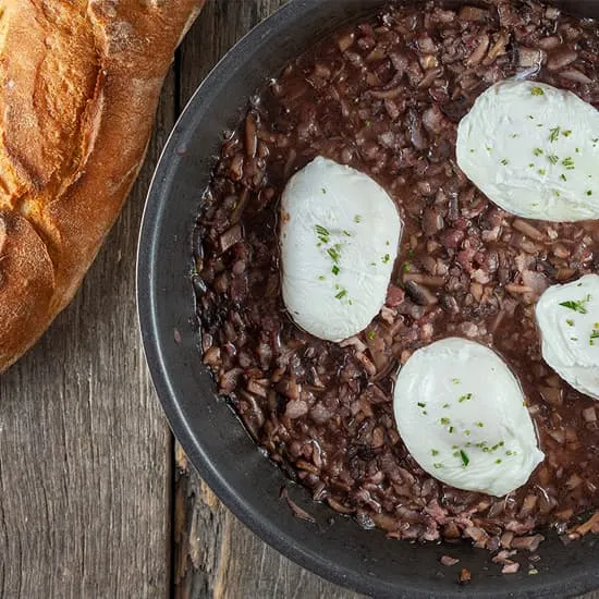 Recept: Oeufs en meurette - gepocheerde eieren in rode wijnsaus