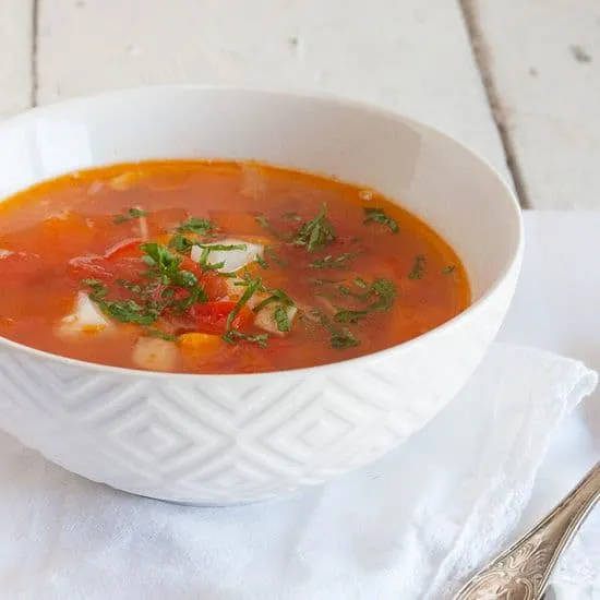 Recept: Traditionele Roemeense kippen noedelsoep