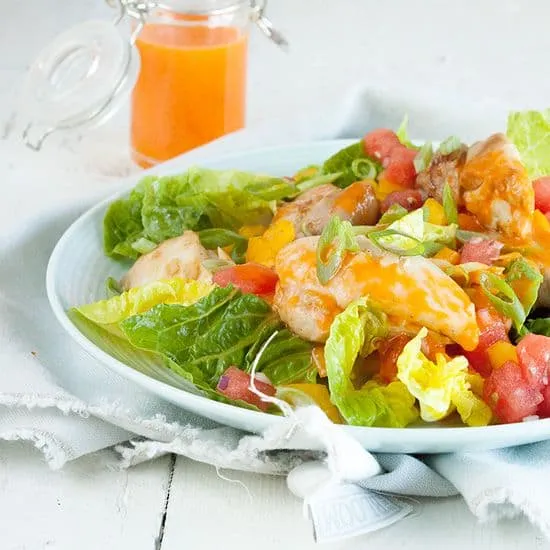 Recept: Salade met gemarineerde kippendijen en watermeloen