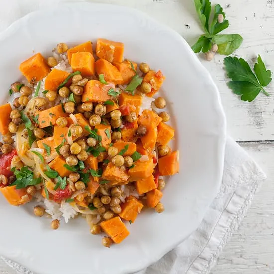 Recept: Zoete aardappel curry met krokante kikkererwten