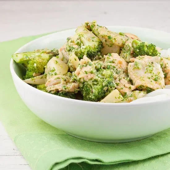 Recept: Zalm met rucolapesto en rijstnoedels