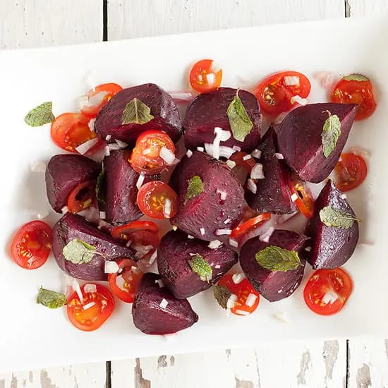 Recept: Geroosterde rode bieten salade met tomaat