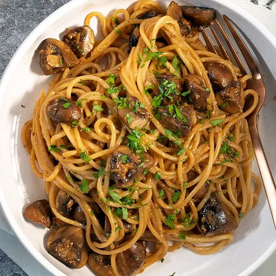 Recept: Romige miso pasta met champignons