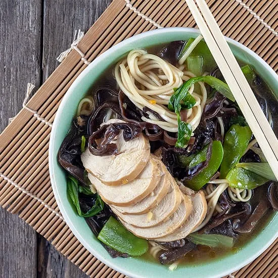 Ramen noedelsoep met zwarte paddenstoelen
