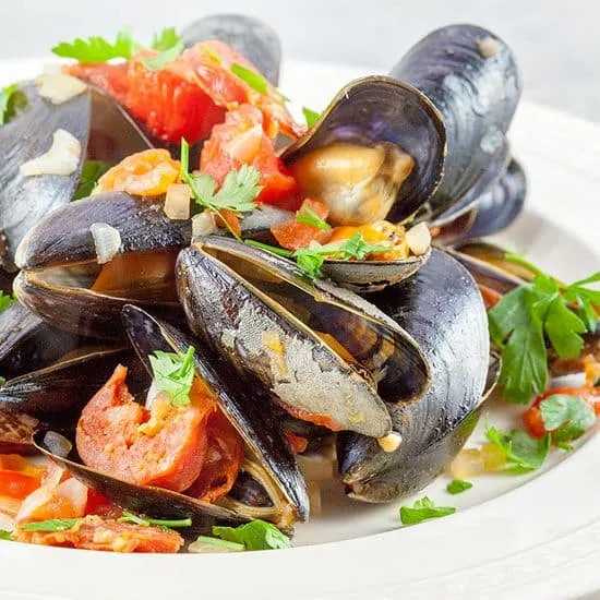 Recept: Spaanse mosselen met chorizo en wijnsaus