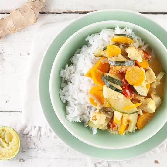 Kokoscurry met kip en courgette