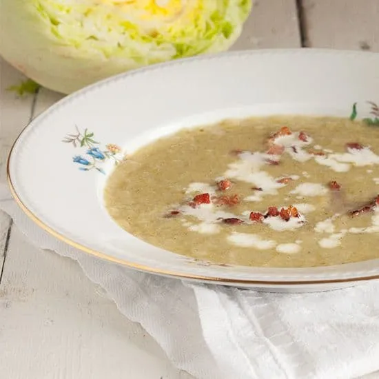 Recept: IJsbergslasoep met spekjes