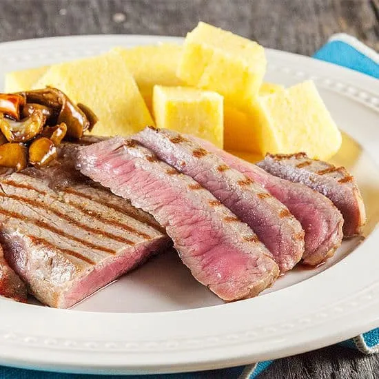 Recept: Black angus biefstuk met polenta en zoetzure oesterzwammen