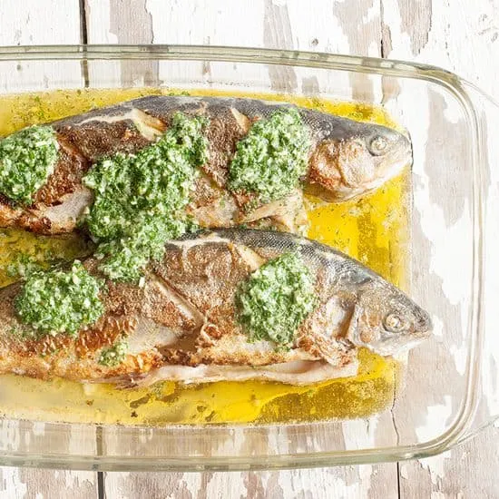Forel met kruidenboter