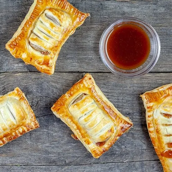 Recept: Zelf mini frikandelbroodjes maken