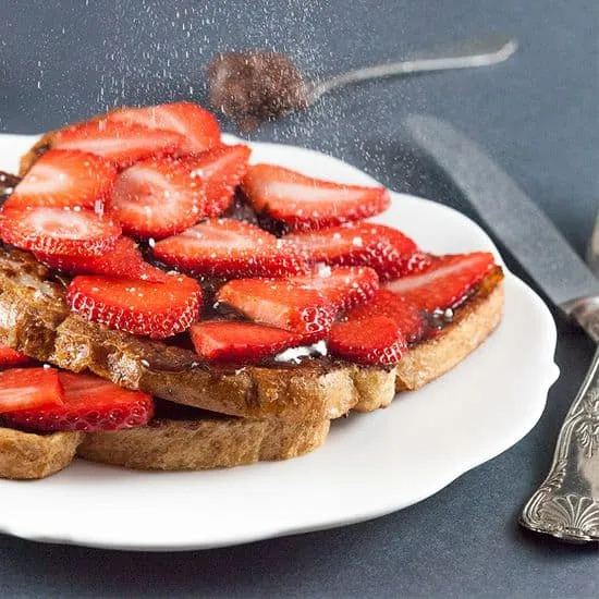 Recept: Wentelteefjes met zelfgemaakte nutella en aardbeien