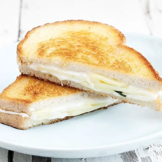 Recept: Tosti met geitenkaas, appel en salie