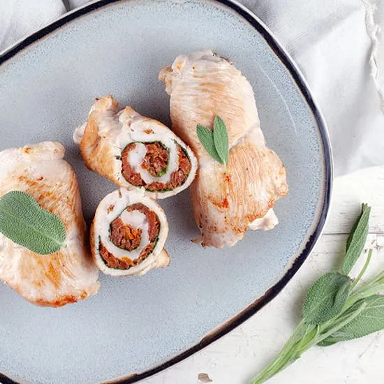 Kalkoenrolletjes met zongedroogde tomaten