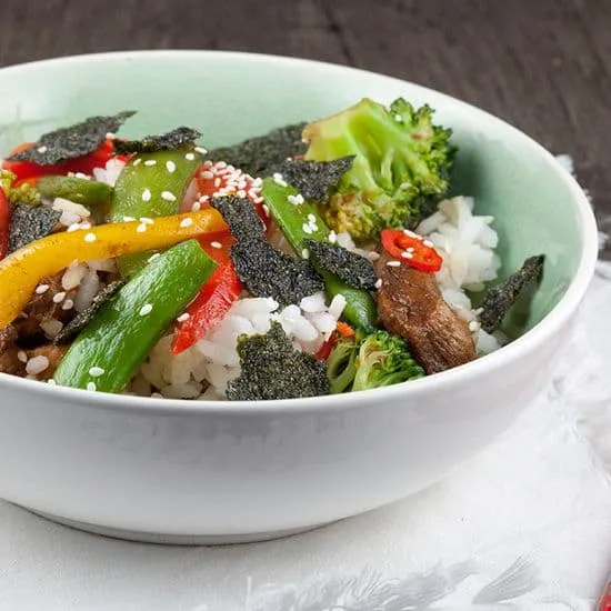 Sushi bowl met bief teriyaki