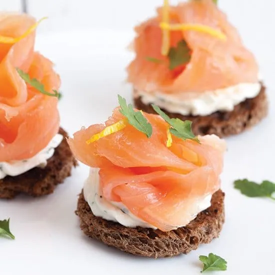 Recept: Toastjes met gerookte zalm en kruidenkaas