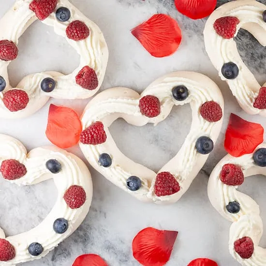 Valentijn pavlova met rood fruit