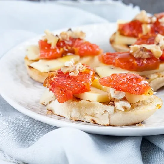 Recept: Crostini met truffelkaas en grapefruit