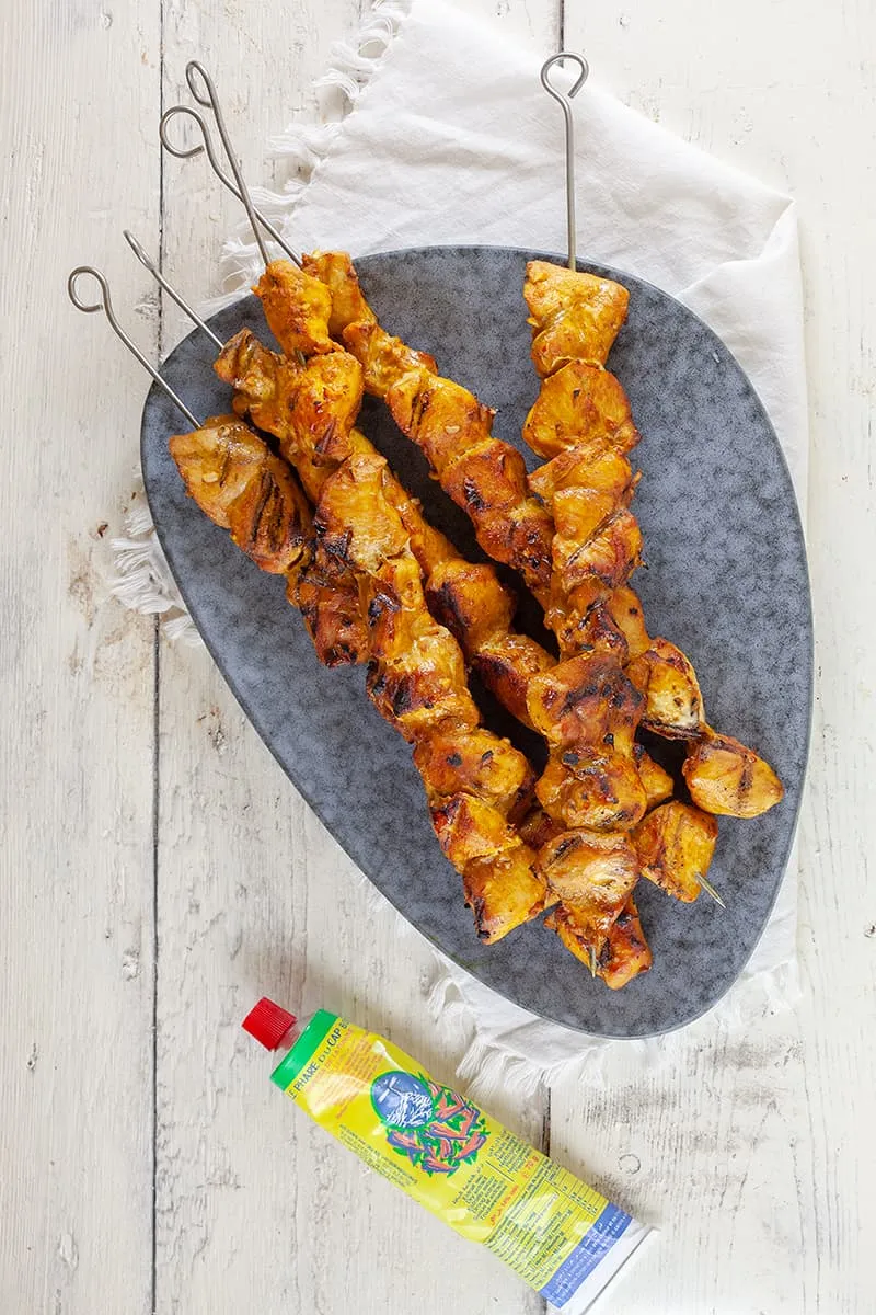 Kipspiesjes met kurkuma