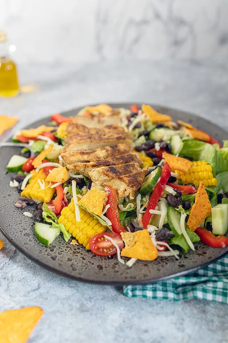 Mexicaanse salade met mais en zwarte bonen - lekker met kruidige kip