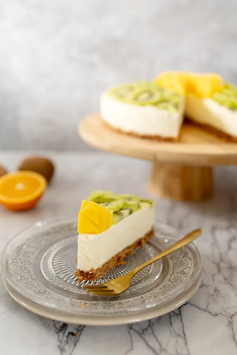 Tropische cheesecake met mango en kiwi
