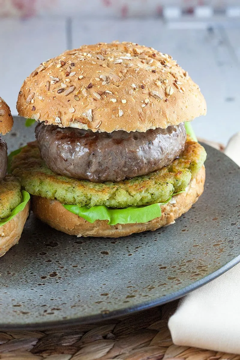 Broccoli en rundvlees hamburger