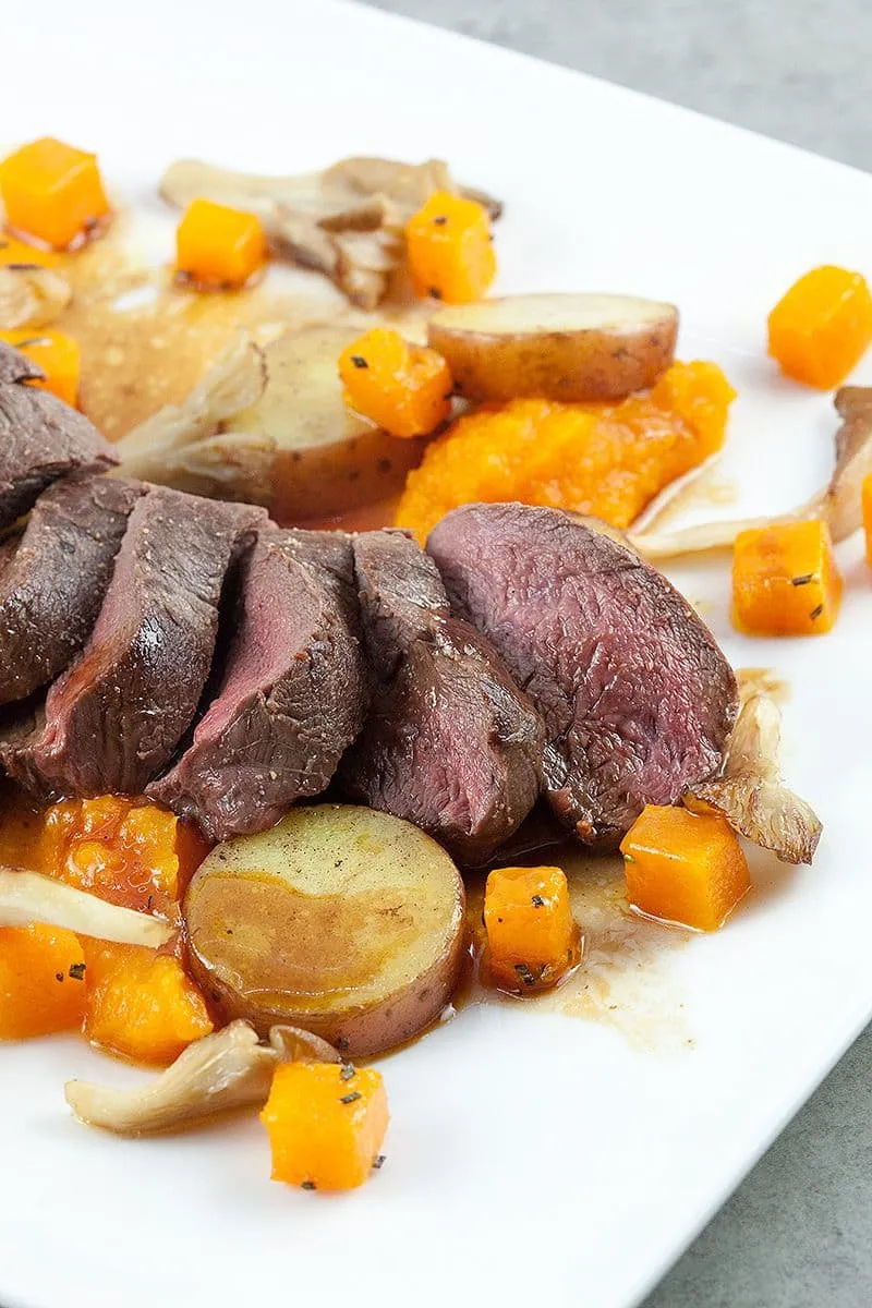Hertenbiefstuk met roseval aardappel en pompoen