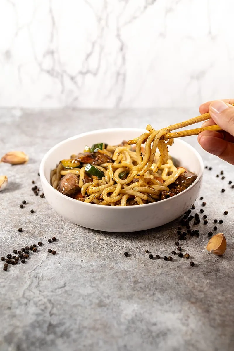 Japanse noedels met zwarte peper woksaus