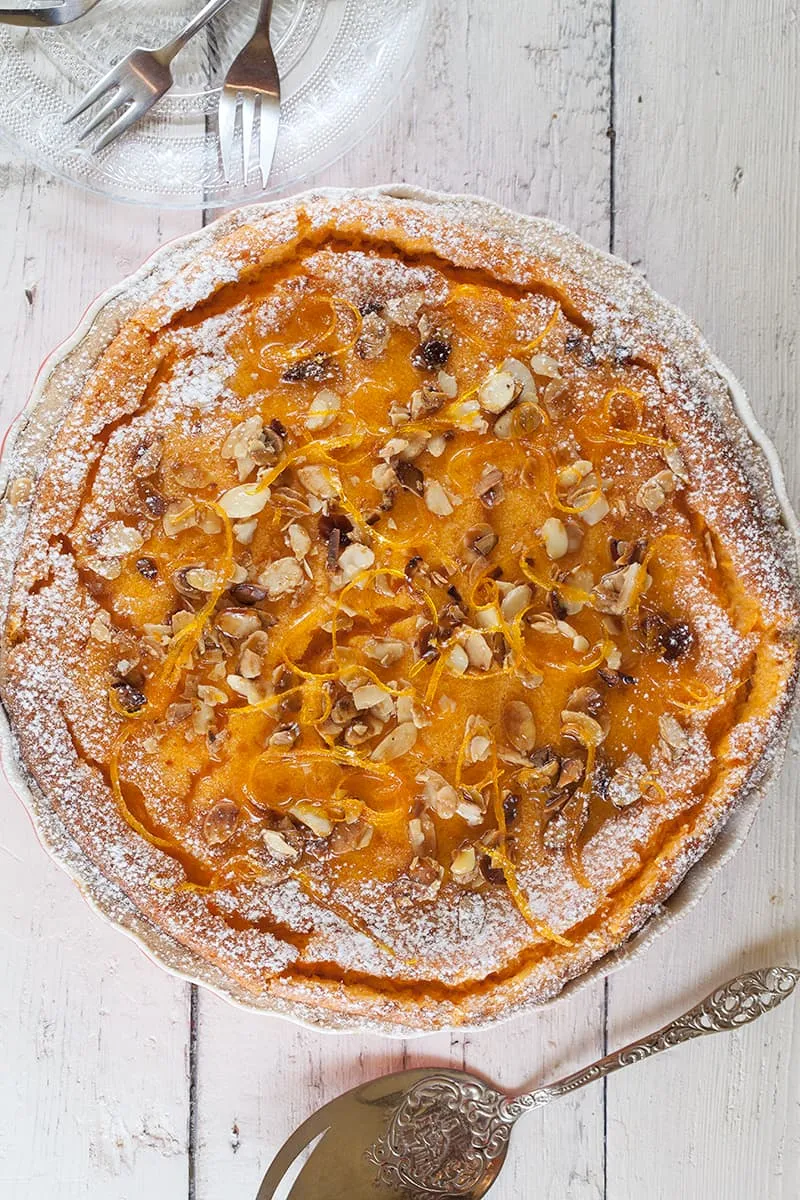 Pompoentaart met gekonfijte sinaasappel en amandelen