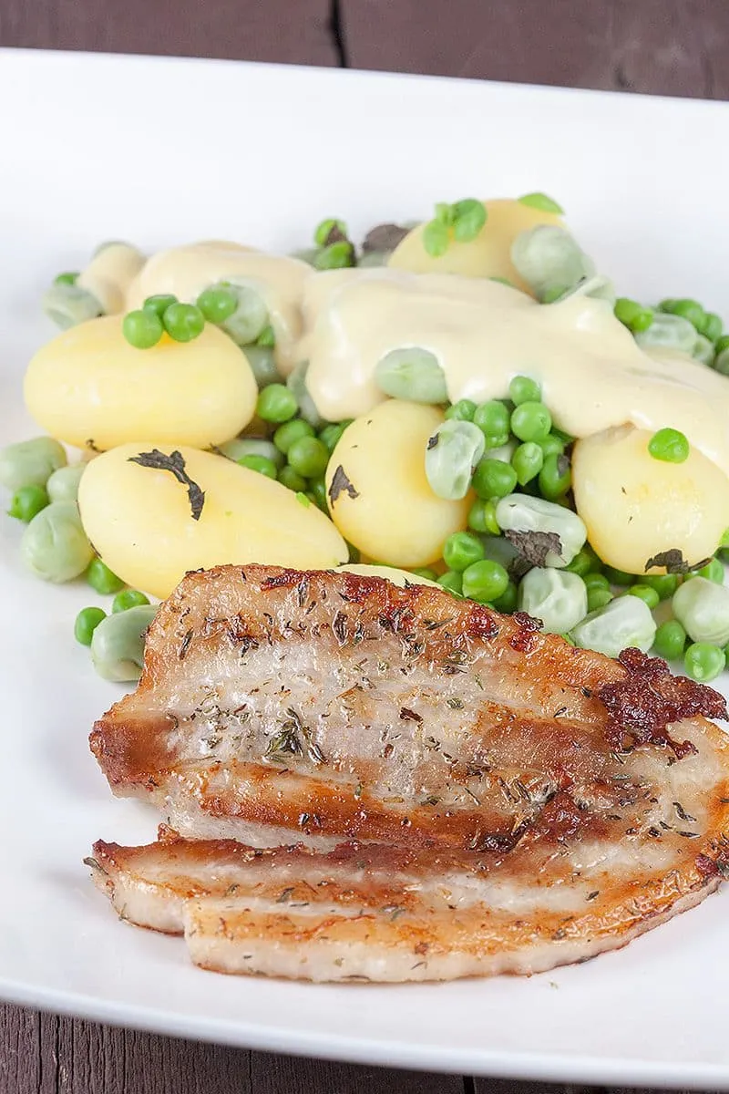 Gebakken buikspek met aardappel- tuinbonensalade
