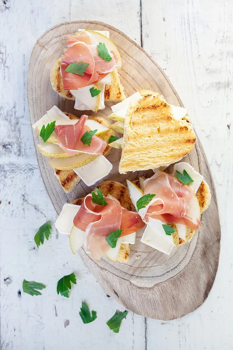 Brie en zachte peer hapjes