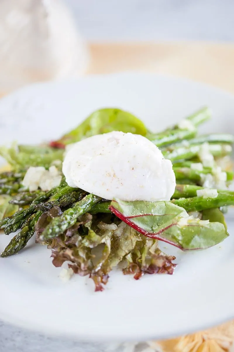 Groene aspergesalade met gepocheerd ei