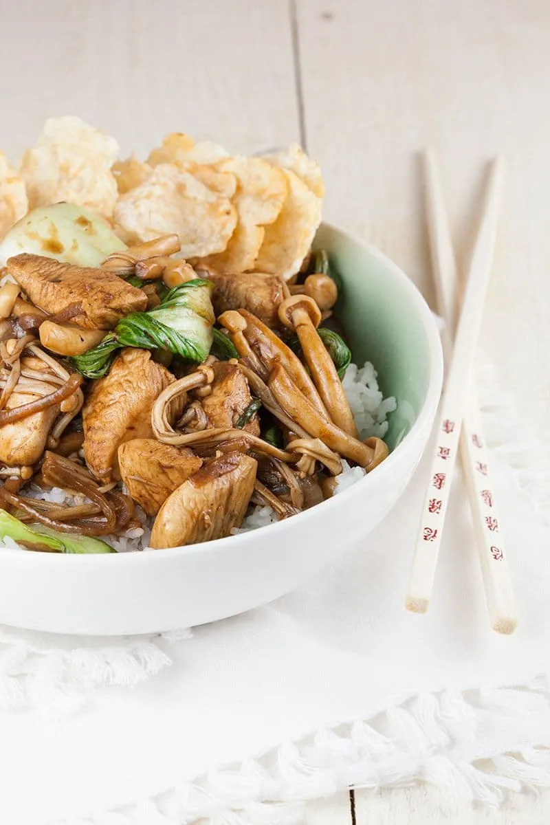 Shimeji, enoki en kip roerbak met pandan rijst