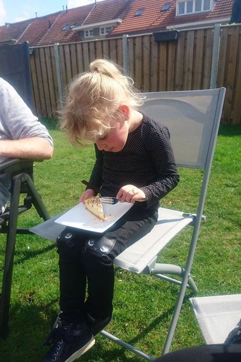 Nichtje Tessel vindt de cheesecake heerlijk