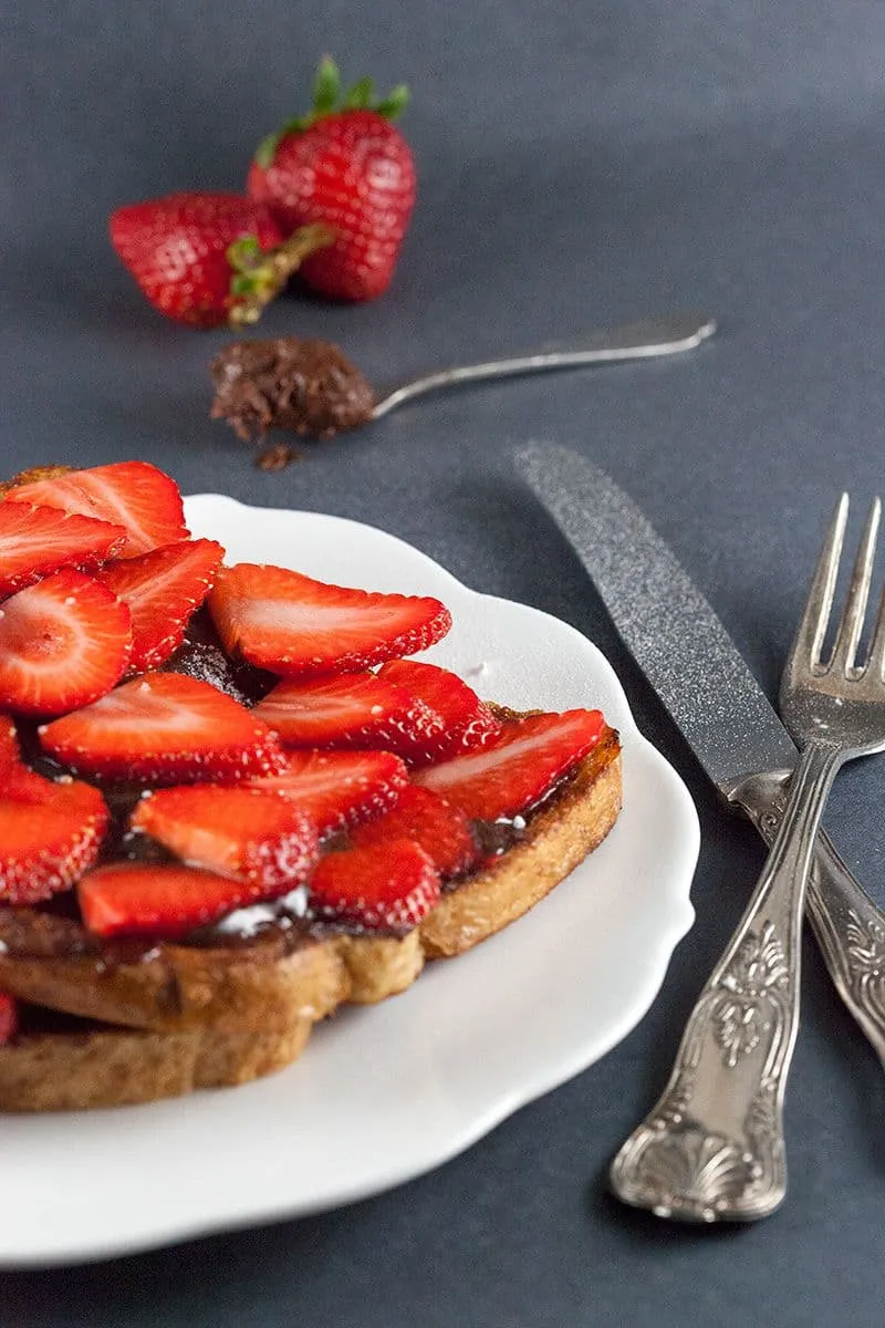 Wentelteefjes met zelfgemaakte nutella en aardbeien