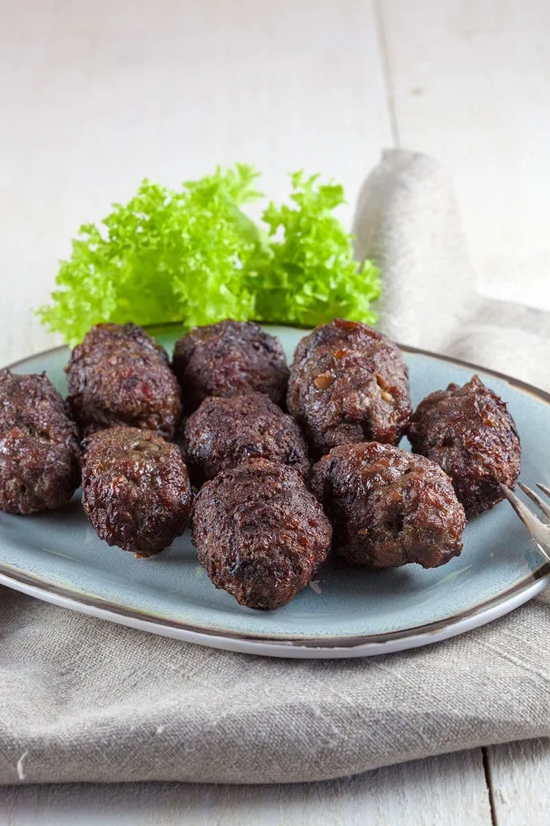 Roemeense gegrilde gehaktbroodjes