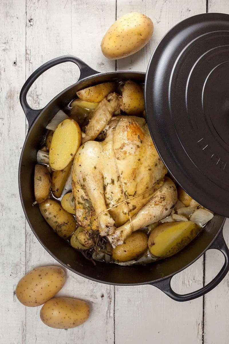 Rustieke hele kip met venkel uit de pan