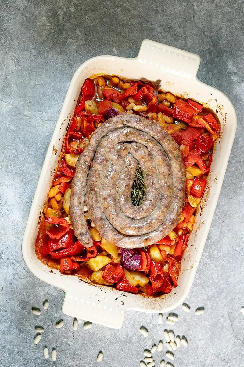 Ovenschotel met witte bonen en worst