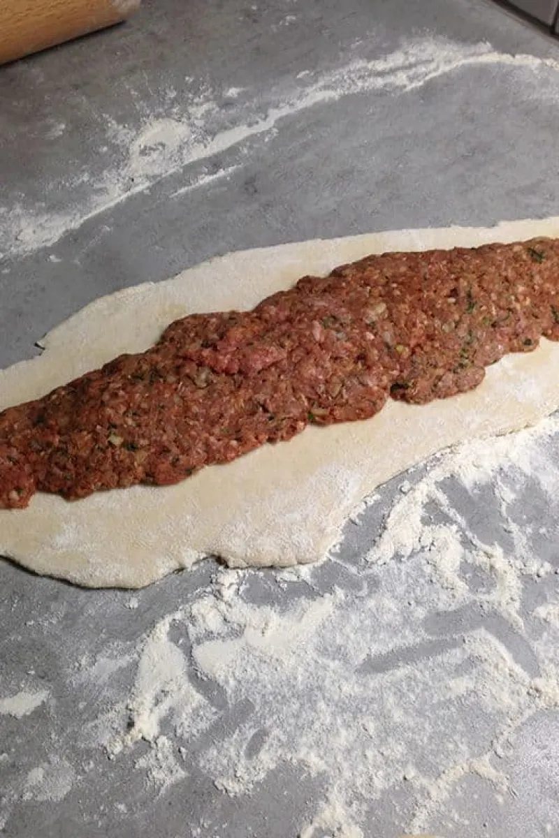 Turkse pide met vulling op deeg