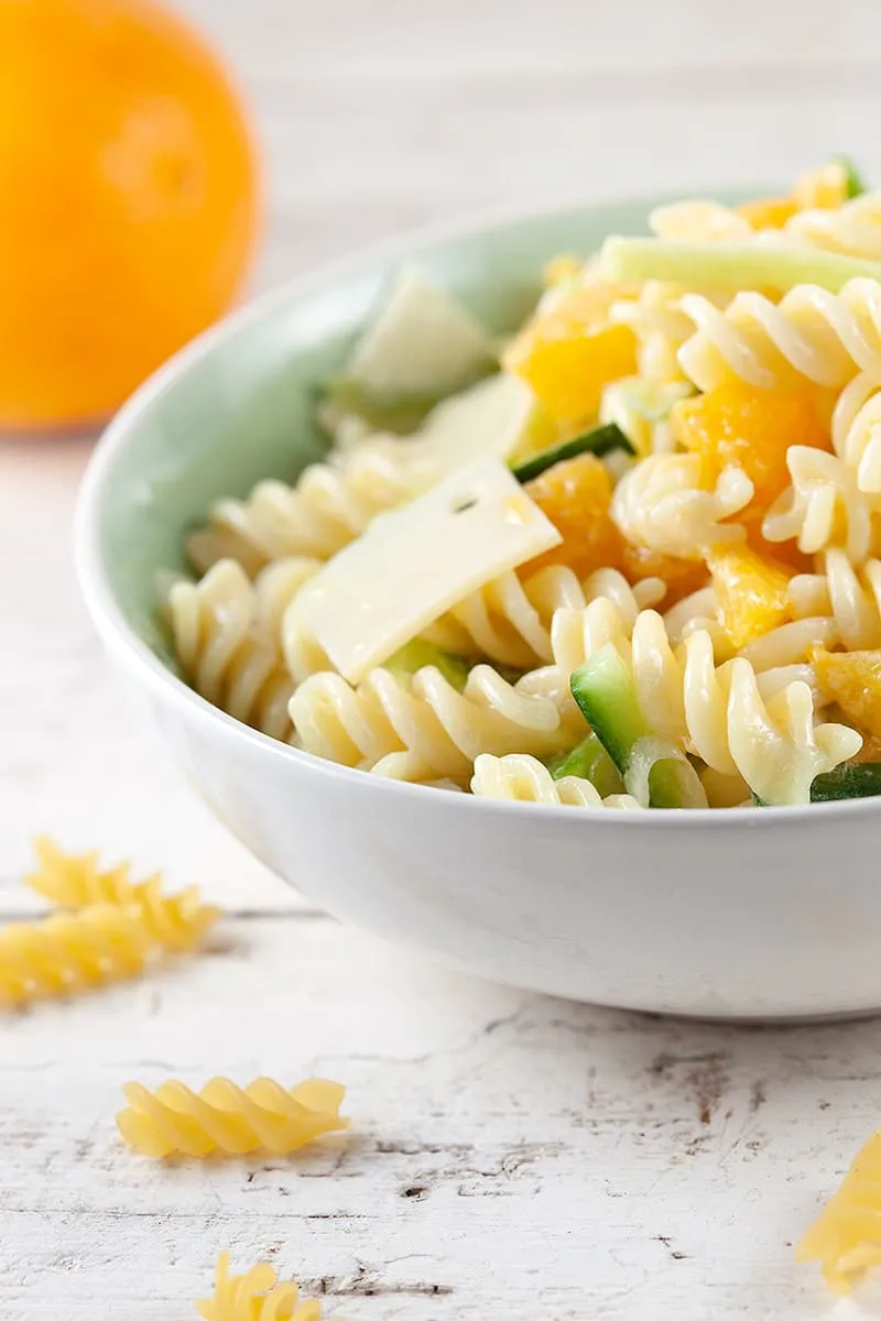 Pastasalade met sinaasappel en kaas