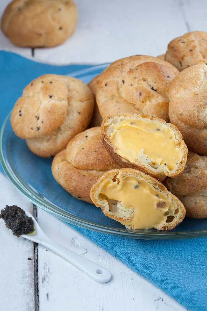 Hartige truffel en kaas soesjes
