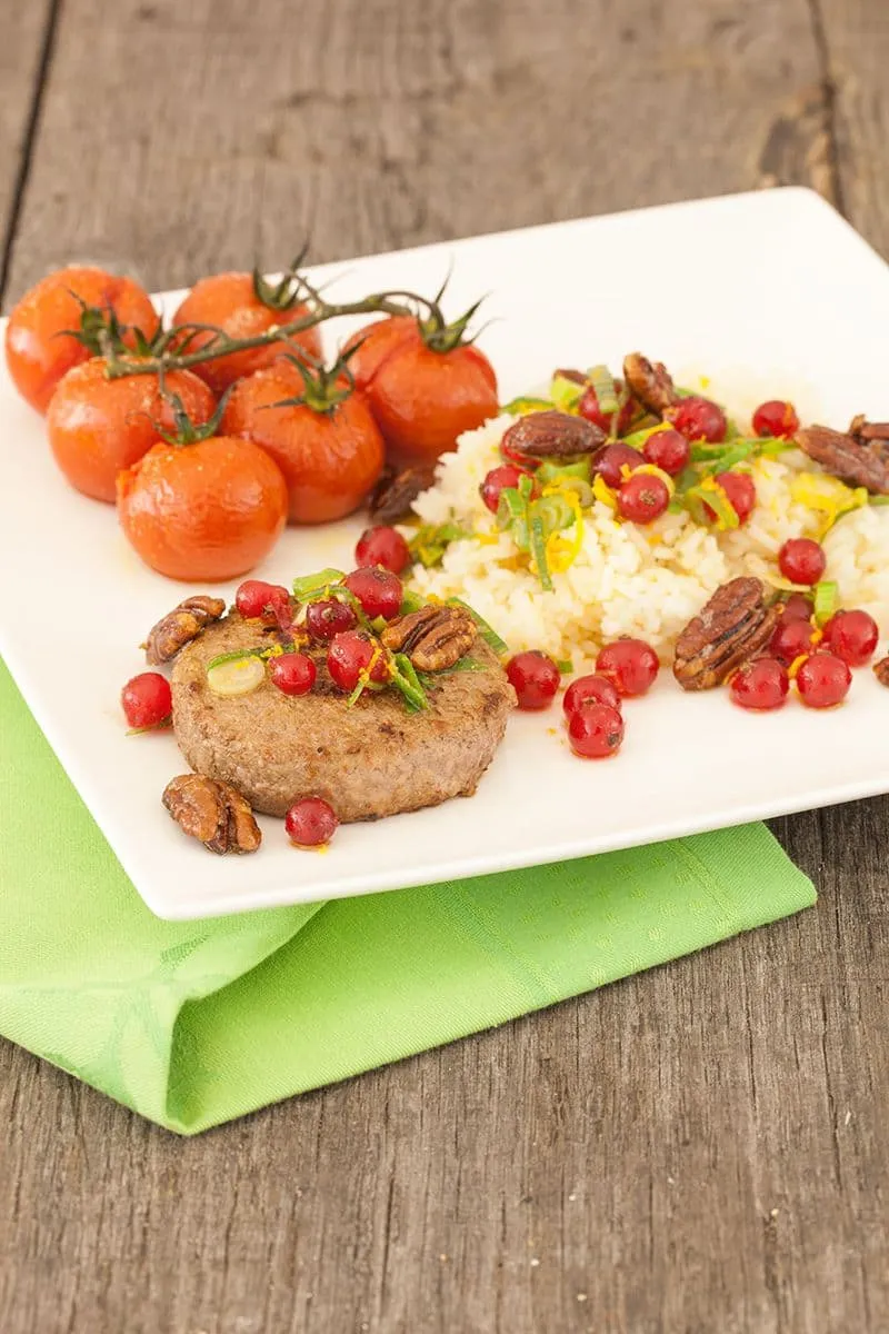 Gekarameliseerde pecannoten rijst met ovengebakken tomaten