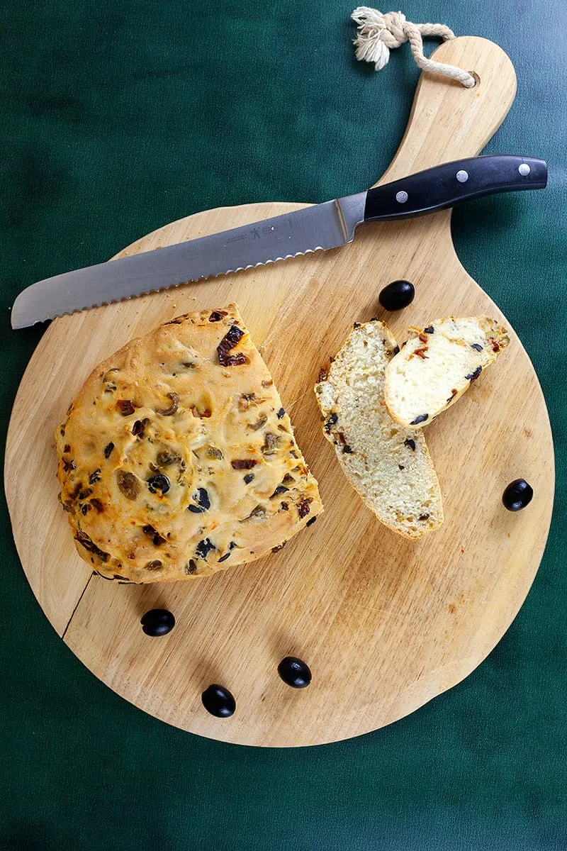 Olijvenbrood met zongedroogde tomaten