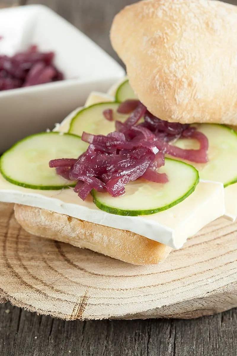 Ciabatta met brie en rode ui compote
