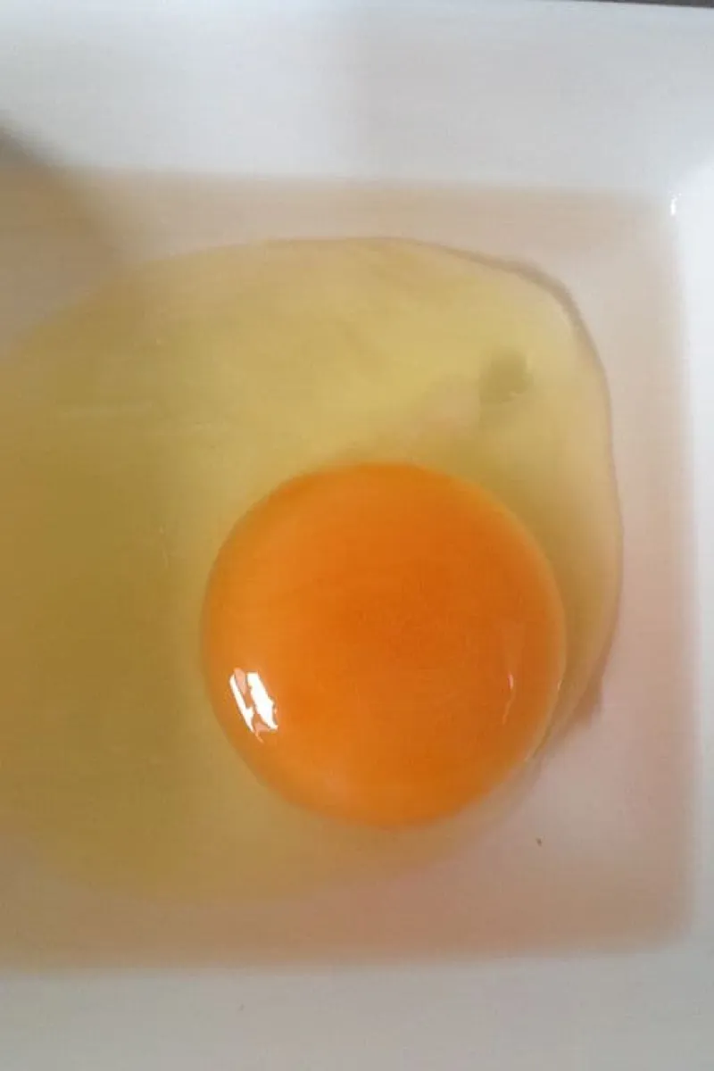 Vers ei in azijn om eggs benedict te maken