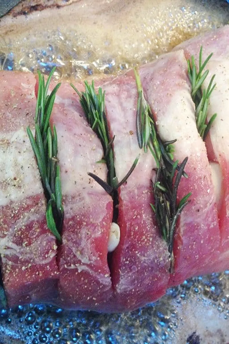 Varkensrug met rozemarijn en krieltjes uit de oven voorbereiding